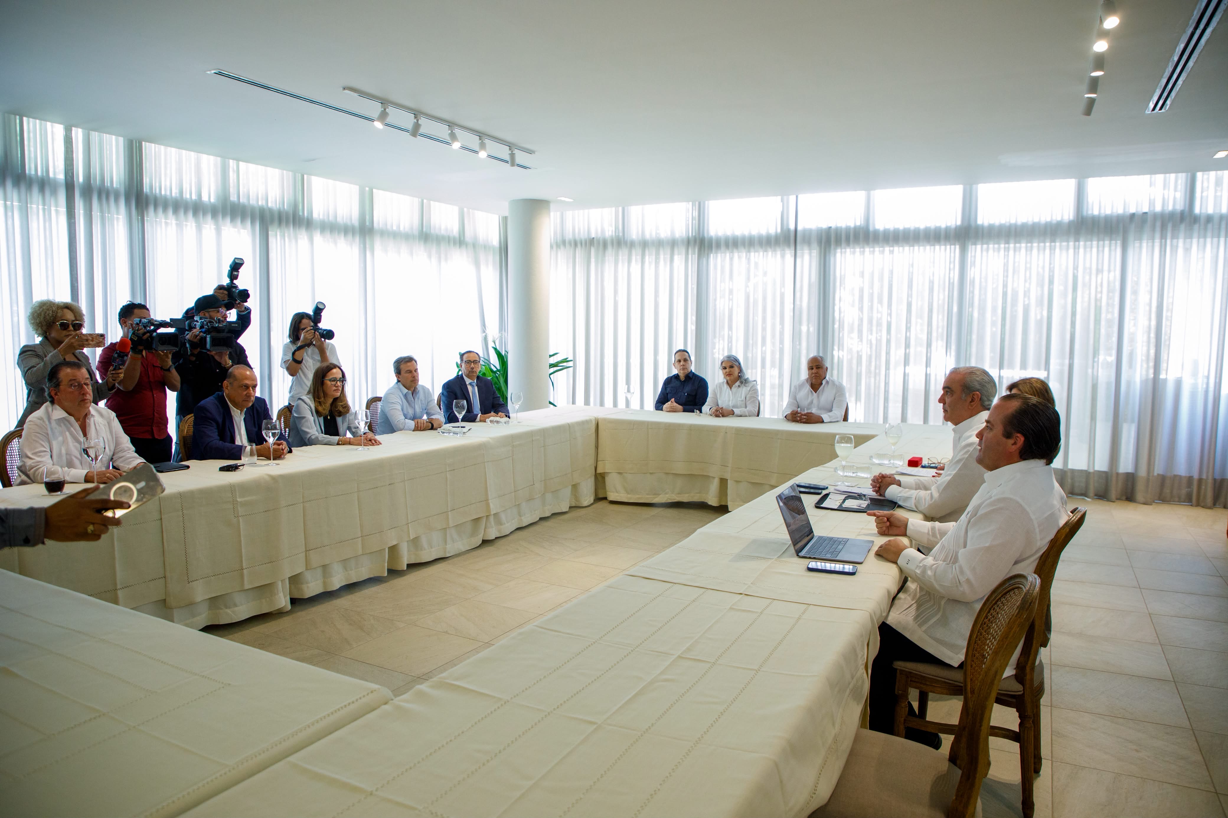 Abinader se reúne con sectores empresariales y autoridades de Santiago