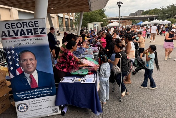 Asambleísta Asambleísta George Álvarez entrega útiles escolares a familias de escasos recursos en El Bronx