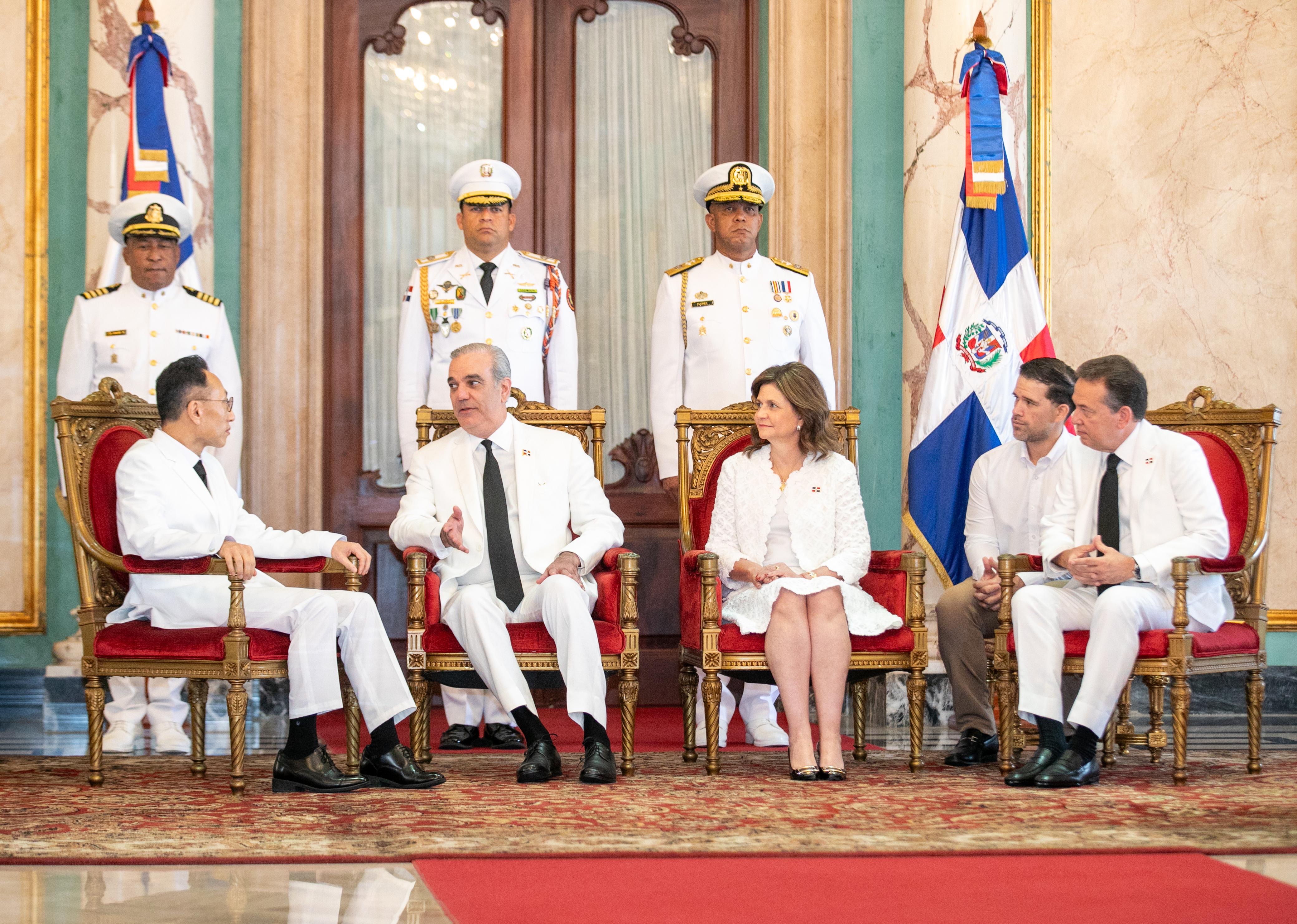 Presidente recibe cartas credenciales de nueve nuevos embajadores y fortalece relaciones diplomáticas