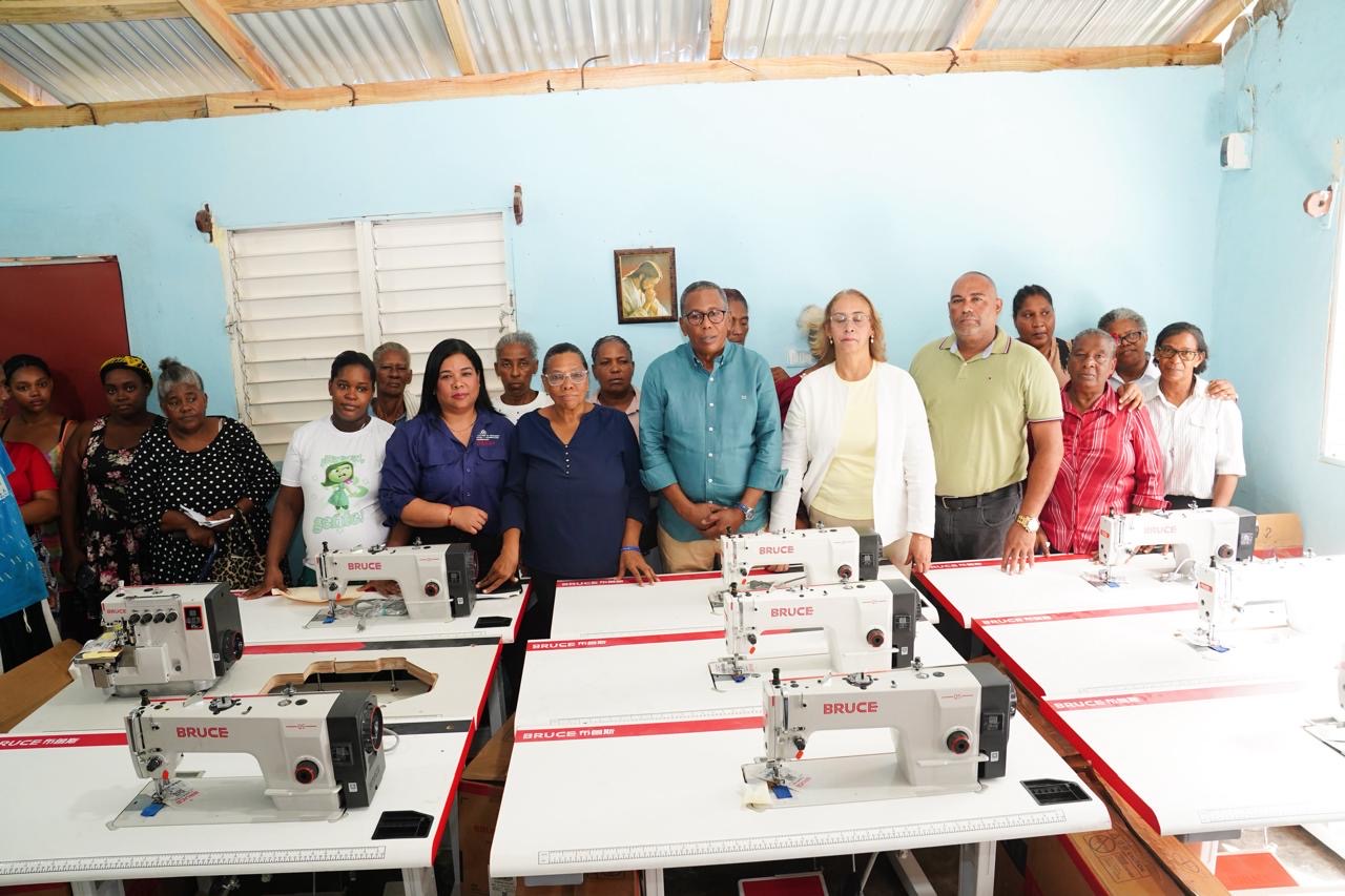 Entrega de máquinas de coser abre oportunidades de autoempleo en San Cristóbal