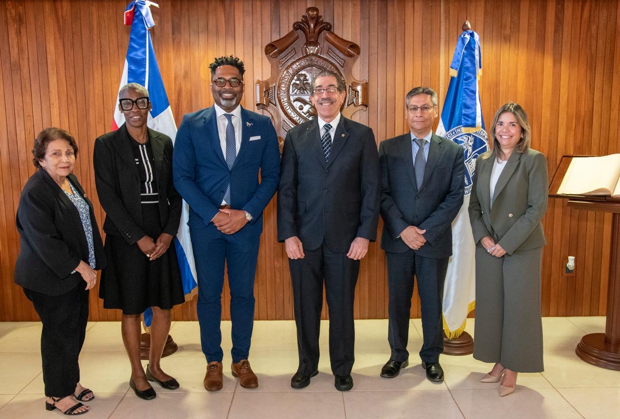 Uasd recibe visita de comisión del Bronx Community Collage