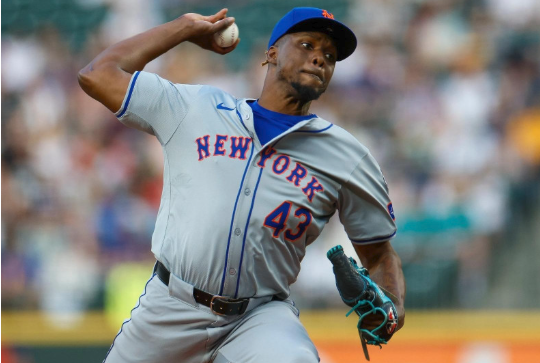 El relevista dominicano Huáscar Brazobán lanza con el uniforme de los Mets