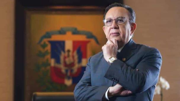 Abinader confirma a Héctor Valdez Albizu y Clarissa de la Rocha al frente del Banco Central