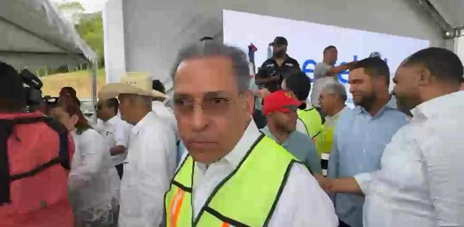 El geólogo Osiris de León durante una supervisión de la presa de Guaigüí