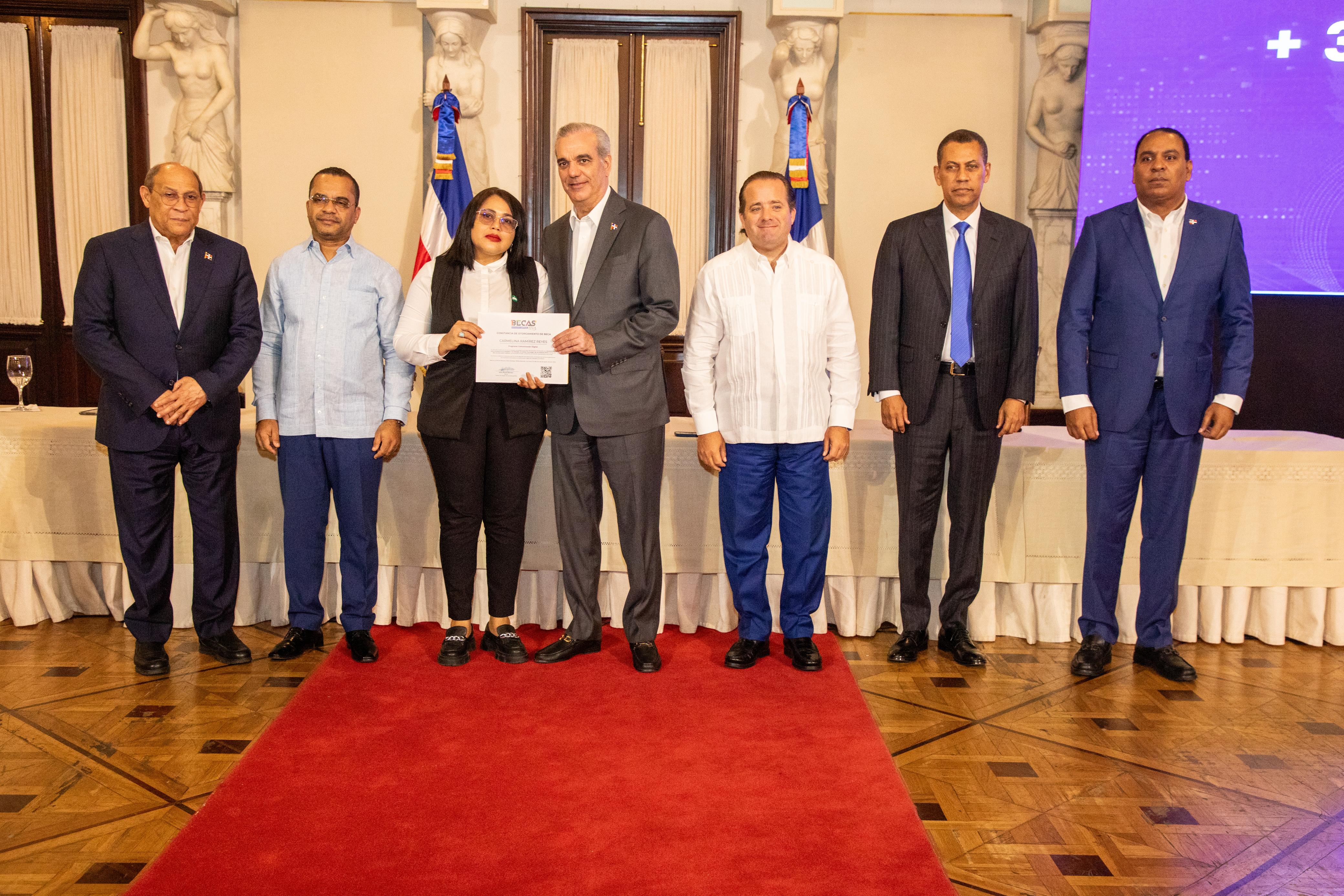 El Gobierno entrega más de 36 mil becas tecnológicas a través del ITLA