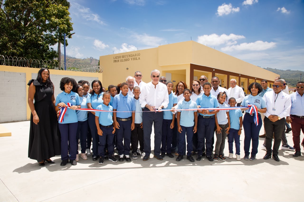 Abinader inaugura en San Juan liceo que permaneció 15 años en construcción