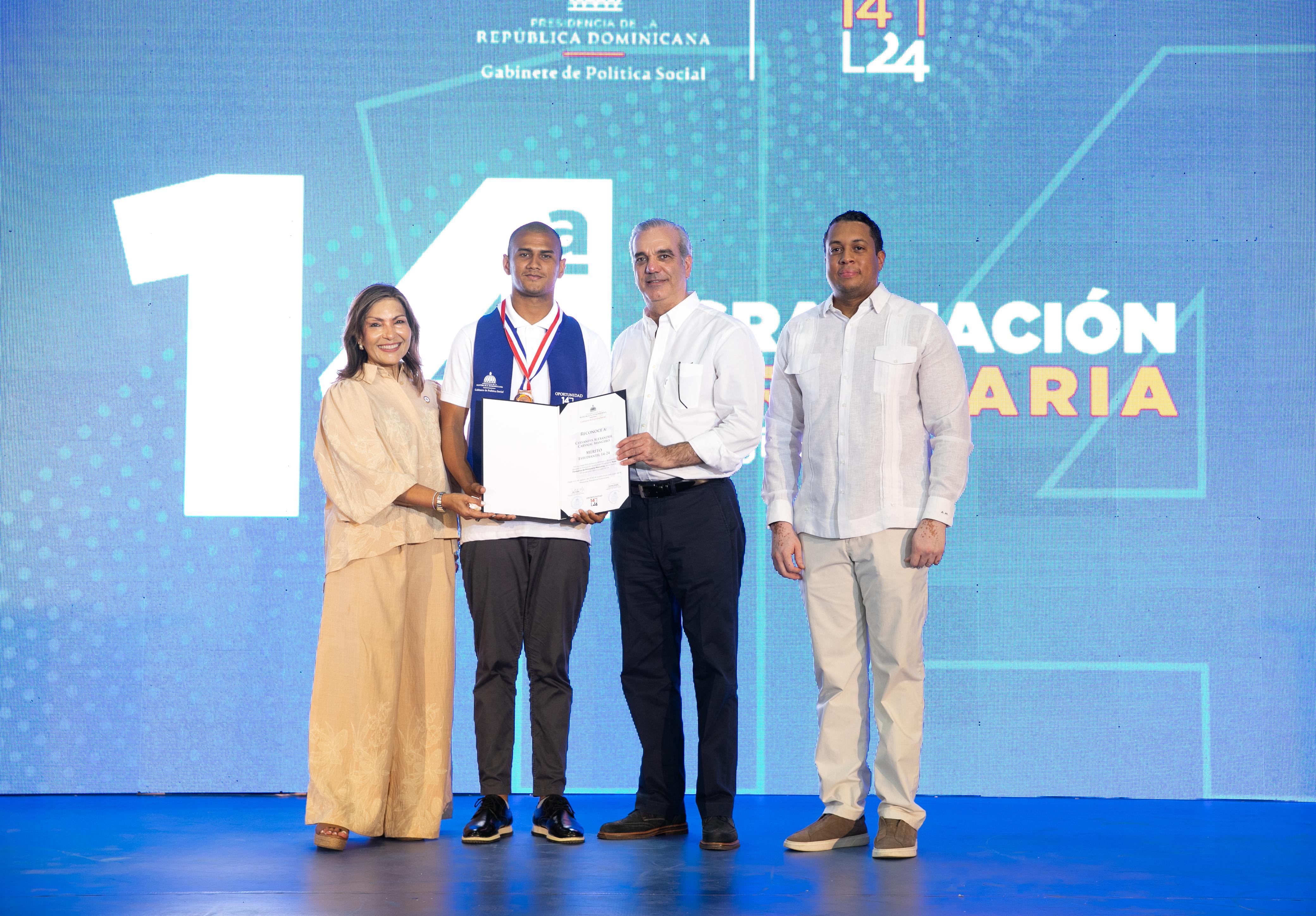 Abinader encabeza graduación de 1,156 jóvenes de Oportunidad 14-24 en la Región Sur; programa alcanza los 33,276 egresados