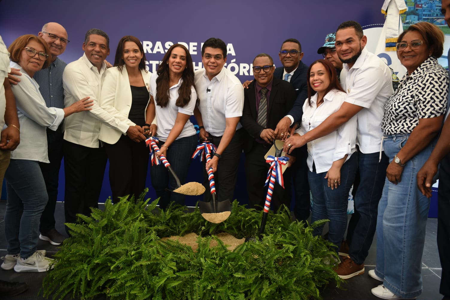 Fellito Suberví inicia el saneamiento de cañada en Los Guaricanos