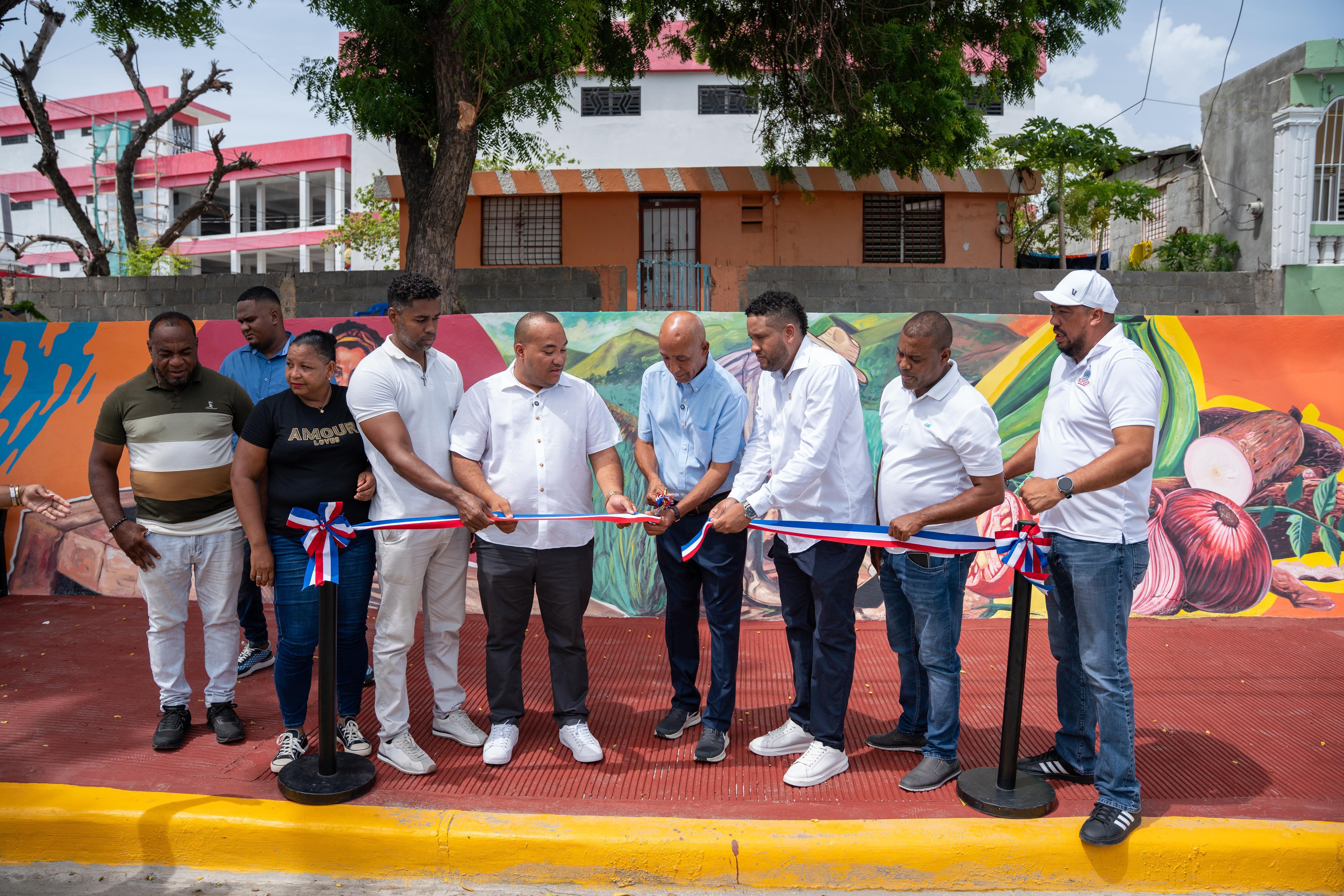 Propeep entrega más de mil metros cuadrados de arte urbano en Vicente Noble y Sabana Yegua
